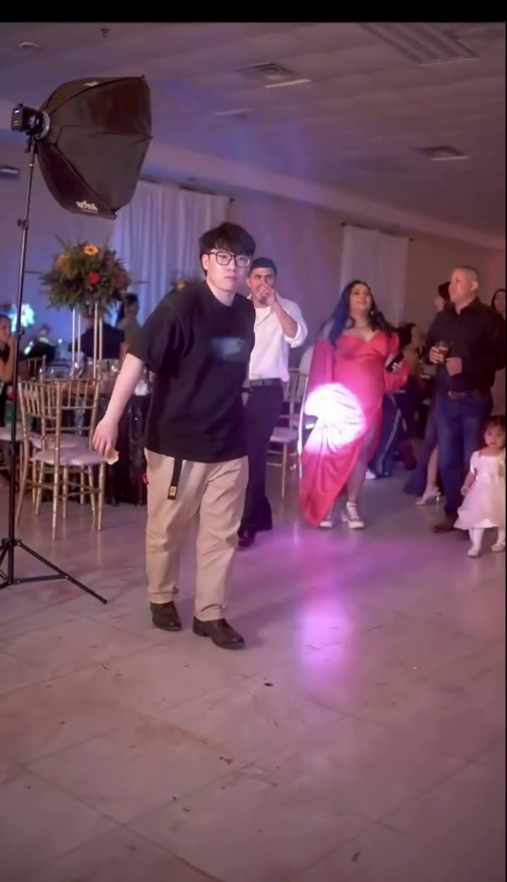 Dime Dime Baby AI demonstration with a glasses-wearing dancer in a black T-shirt and beige trousers